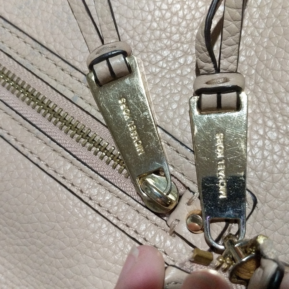 Michael Kors Rhea medium messenger handbag - Picture 7 of 16